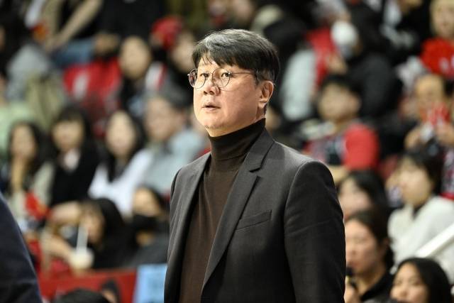 손창환 감독은 “(이)근준이부터 (이)정현이, (이)재도, (김)도은이까지 모두 개인 훈련을 하거나 국가대표로 뛰다가 다쳤다. 선수들이 운동을 열심히 하지 않아서 다친 것도 아니고 어떻게든 잘해보려고 하다가 다치니까 어떻게 해야 할지 모르겠다. 답이 없는 상황이다. 그래도 어떻게 하겠나. 어떻게든 해보겠다”고 전했다. 사진=KBL 제공