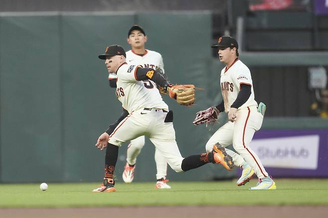 샌프란시스코 2루수 크리스티안 코스가 5회 개빈 시츠의 타구를 놓치고 있다. 사진= AP= 연합뉴스 제공