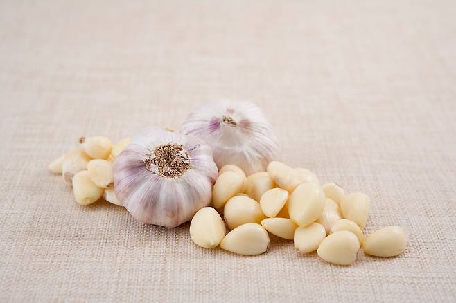 한국인들이 자주 먹는 생마늘이 항산화 효과 등 건강에 긍정적 영향을 미친다는 연구 결과가 나왔다./사진=이미지투데이