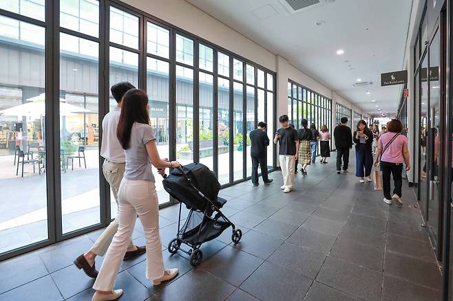 현대프리미엄아울렛 송도점을 방문한 고객들이 접이식 문인 폴딩도어와 냉방시설이 완비된 쾌적한 실내에서 쇼핑을 즐기고 있다. /사진제공=현대백화점