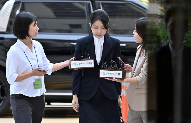 자본시장과 금융투자업에 관한 법률 위반, 정치자금법 위반, 특정범죄 가중처벌 등에 관한 법률 위반(알선수재) 등의 혐의를 받는 윤석열 전 대통령 부인 김건희 씨가 12일 오전 서울 서초구 서울중앙지법에서 열린 구속 전 피의자 심문(영장실질심사)에 출석하고 있다. /사진=뉴시스