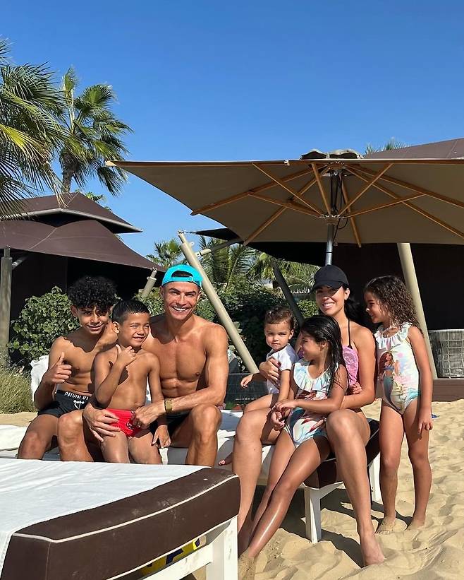 크리스티아누 호날두가 지난 5월 약혼녀인 조지나 로드리게스와 그와 낳은 딸 알라나, 벨라, 대리모를 통해 얻은 아들 크리스티아누 주니어, 쌍둥이 남매 에바·마테오와 로드리게스와 함께 찍은 사진을 공개했다. /사진=크리스티아누 호날두 인스타그램