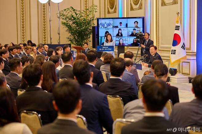 (서울=뉴스1) 허경 기자 = 이재명 대통령이 3일 서울 청와대 영빈관에서 열린 ‘대통령의 30일, 언론이 묻고 국민에게 답하다’ 기자회견에서 발언하고 있다. (대통령실 제공. 재판매 및 DB 금지) 2025.7.3/뉴스1  Copyright (C) 뉴스1. All rights reserved. 무단 전재 및 재배포,  AI학습 이용 금지. /사진=(서울=뉴스1) 허경 기자