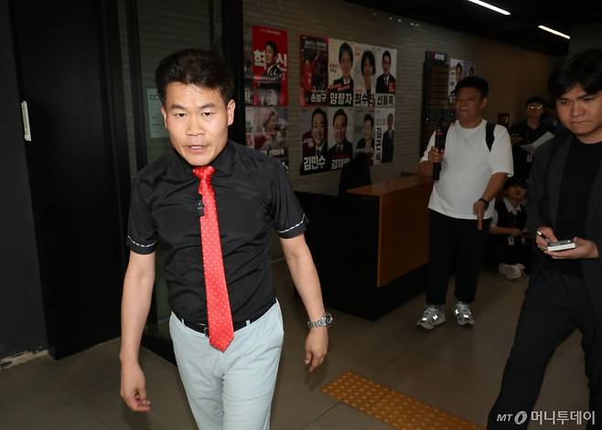 [서울=뉴시스] 고승민 기자 = 대구·경북 전당대회 합동연설회에서 '배신자' 야유를 주도한 전한길 전 한국사 강사가 11일 서울 여의도 국민의힘 당사 로비에서 '김근식 최고위원 후보자 징계요구서'를 당 윤리위에 제출한 뒤 당사를 나서고 있다. 2025.08.11. kkssmm99@newsis.com /사진=고승민