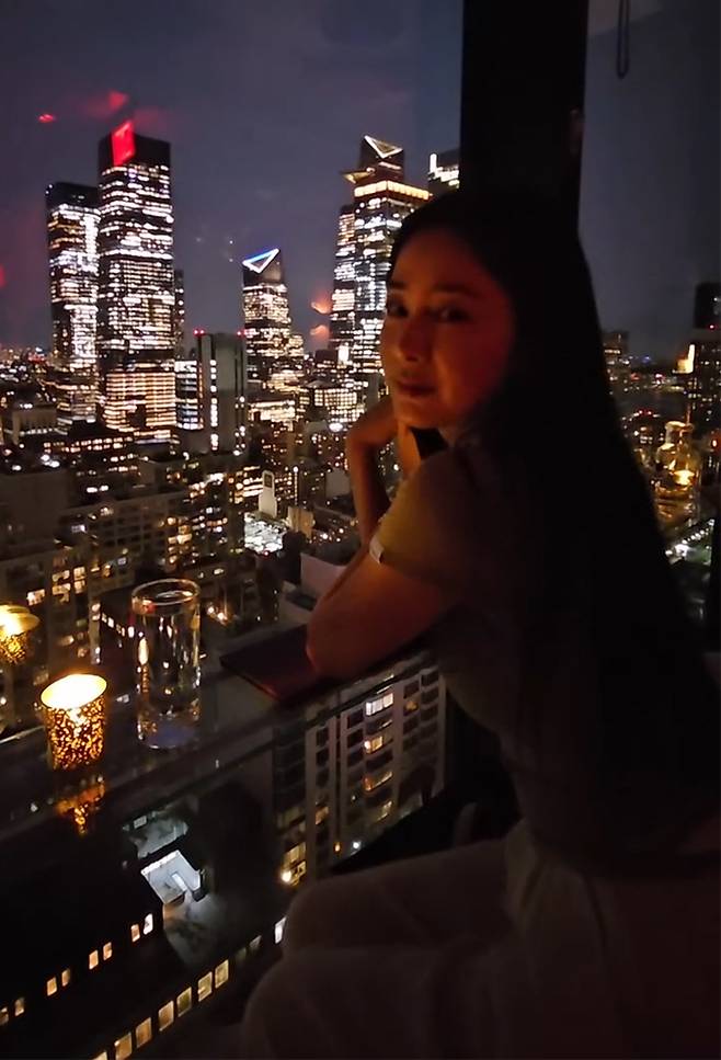 배우 김태희가 미국 뉴욕 야경을 즐기는 모습을 전한 가운데, 가수 겸 배우 비(본명 정지훈)가 애정을 드러냈다. /사진=김태희 인스타그램