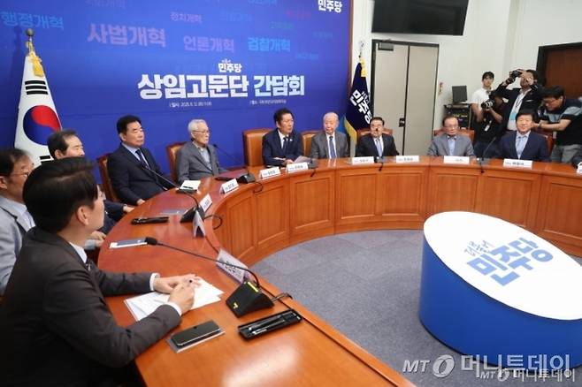 정청래 더불어민주당 대표가 12일 오전 서울 여의도 국회에서 열린 상임고문단 간담회에서 발언을 하고 있다./사진=뉴스1