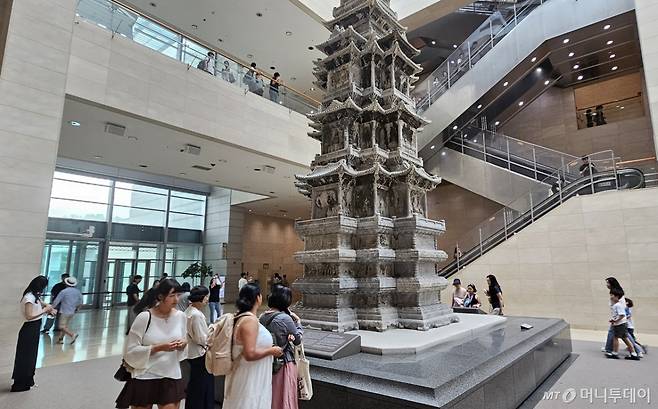 9일 오후 서울 용산구 국립중앙박물관을 찾은 외국인 관람객들이 콘텐츠를 관람하는 모습. / 사진 = 오진영 기자