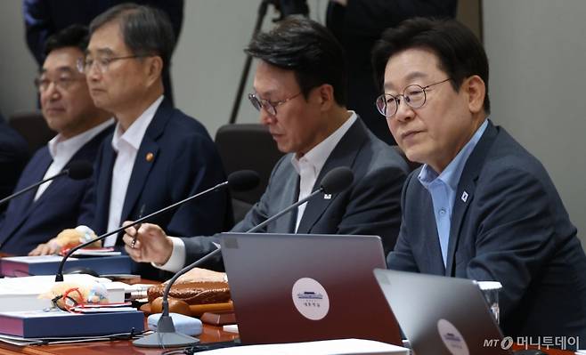 [서울=뉴시스] 고범준 기자 = 이재명 대통령이 12일 서울 용산 대통령실 청사에서 열린 국무회의에서 국무위원들을 바라보고 있다. 이 대통령 자리에 광복 80주년 기념 태극기 달기 캠페인 열쇠고리와 네임택이 놓여 있다. (대통령실통신사진기자단) 2025.08.12.