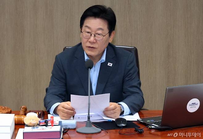 [서울=뉴시스] 고범준 기자 = 이재명 대통령이 12일 서울 용산 대통령실 청사에서 열린 국무회의에서 발언하고 있다. 이 대통령 자리에 광복 80주년 기념 태극기 달기 캠페인 열쇠고리와 네임택이 놓여 있다. (대통령실통신사진기자단) 2025.08.12. bjko@newsis.com /사진=