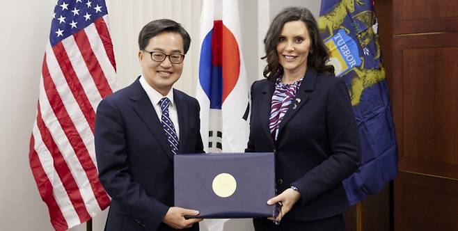 '관세 외교'를 위해 미국을 방문한 김동연 경기도지사(왼쪽)가 그레첸 휘트머 미시간주지사와 자동차 부품 관세 공동 대응을 위한 4개 항에 합의하고 있다. /사진제공=경기도
