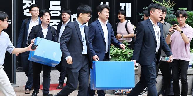 김건희 여사와 관련한 각종 의혹을 수사하는 민중기 특별검사팀 관계자들이 11일 오후 '나토 목걸이 의혹'과 관련해 서울 서초구 서희건설 본사에 대한 압수수색을 마친 후 압수품 상자를 차량에 싣고 있다. /사진=뉴스1