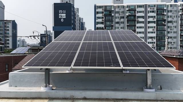 서울 금천구 한 건물에 태양광 발전설비가 설치돼 있다. 금천구청 제공