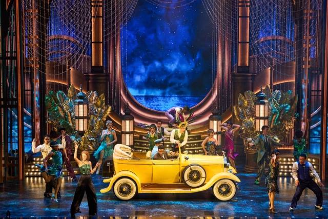 신흥 부자 제이 개츠비의 집에서 열리는 파티에 참석한 사람들의 모습.  오디컴퍼니 제공