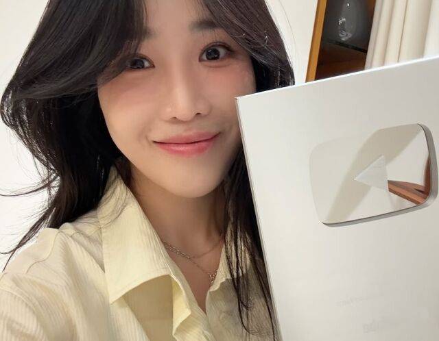 다비치 이해리가 유튜브 채널 '이해리해리'로 실버버튼 을 받았다. /이해리 소셜미디어