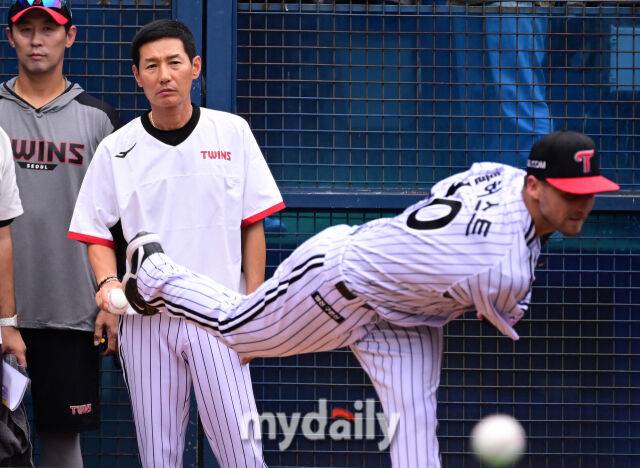 2025년 8월 9일 오후 서울 잠실구장에서 열린 '2025 신한 SOL뱅크 KBO 리그' 한화 이글스와 LG 트윈스의 경기 LG 염경엽 감독이 새로운 외국인 투수 톨허스트의 불펜 피칭을 보고 있다./마이데일리