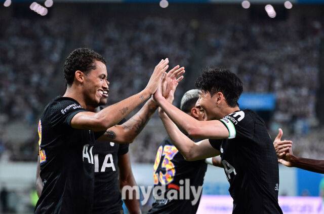 2025년 8월 3일 오후 서울월드컵경기장에서 쿠팡플레이 시리즈 '토트넘 홋스퍼 FC와 뉴캐슬 유나이티드 FC'의 경기가 열렸다.토트넘 손흥민이 첫 골을 넣고 자신의 세레머니를 한 존슨을 축하하고 있다.