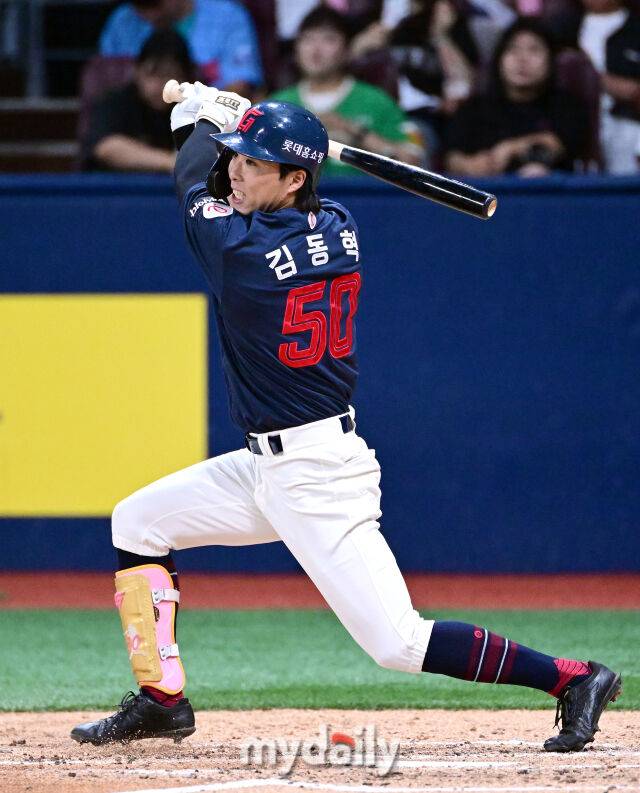 2025년 8월 1일 오후 서울 고척스카이돔에서 열린 '2025 신한 SOL뱅크 KBO 리그' 롯데 자이언츠와 키움 히어로즈의 경기. 롯데 김동혁이 4회초 1사 후 타격하고 있다./마이데일리