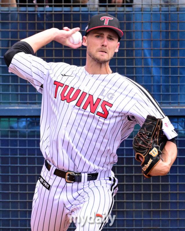 2025년 8월 9일 오후 서울 잠실구장에서 열린 '2025 신한 SOL뱅크 KBO 리그' 한화 이글스와 LG 트윈스의 경기 LG 새로운 외국인 투수 톨허스트가 불펜 피칭을 하고 있다./마이데일리