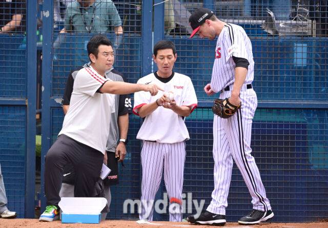 2025년 8월 9일 오후 서울 잠실구장에서 열린 '2025 신한 SOL뱅크 KBO 리그' 한화 이글스와 LG 트윈스의 경기 LG 염경엽 감독이 새로운 외국인 투수 톨허스트의 불펜 피칭을 본 뒤 조언하고 있다./마이데일리