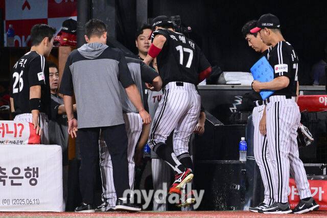 2025년 8월 12일 오후 경기도 수원KT위즈파크에서 열린 '2025 신한 SOL뱅크 KBO 리그' LG 트윈스와 KT 위즈의 경기 LG 중견수 박해민이 8회말 2사 1.2루서 KT 오윤석의 타구를 수비하는 과정에서 부상당해 절뚝이며 교체되고 있다./수원=유진형 기자