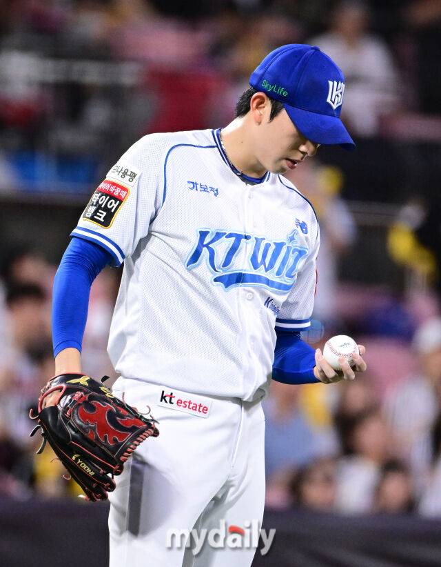 2025년 8월 12일 오후 경기도 수원KT위즈파크에서 열린 '2025 신한 SOL뱅크 KBO 리그' LG 트윈스와 KT 위즈의 경기 KT 선발투수 오원석이 5회초 3실점 한 뒤 아쉬워하고 있다./수원=유진형 기자