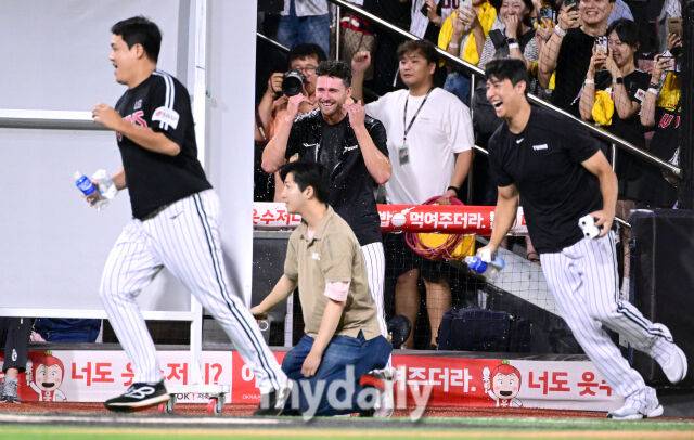 2025년 8월 12일 오후 경기도 수원KT위즈파크에서 열린 '2025 신한 SOL뱅크 KBO 리그' LG 트윈스와 KT 위즈의 경기 LG 톨허스트가 11-2로 승리한 뒤 동료들의 물세례를 받은 뒤 행복한 미소를 짓고 있다./수원=유진형 기자