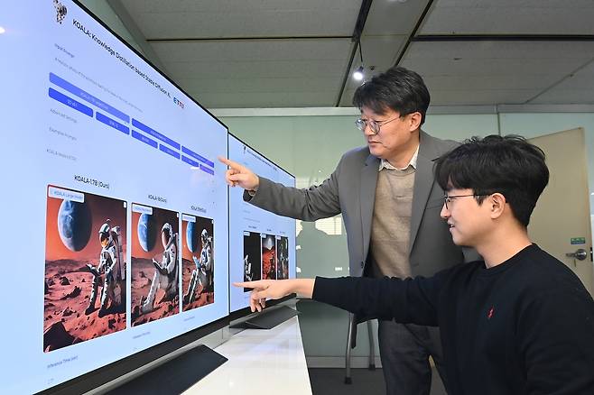 ETRI연구진이 생성형 AI와 시각지능기술을 결합해 만든 코알라(KOALA) 모델을 시연하고 있다.[ETRI 제공]