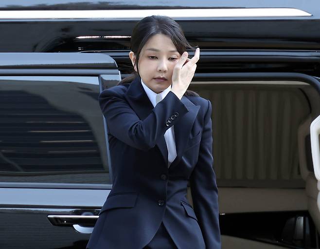 자본시장과 금융투자업에 관한 법률 위반, 정치자금법 위반, 특정범죄 가중처벌 등에 관한 법률 위반(알선수재) 등의 혐의를 받는 윤석열 전 대통령 부인 김건희 씨가 12일 오전 서울 서초구 서울중앙지법에서 열린 구속 전 피의자 심문(영장실질심사)에 출석하고 있다. 연합뉴스