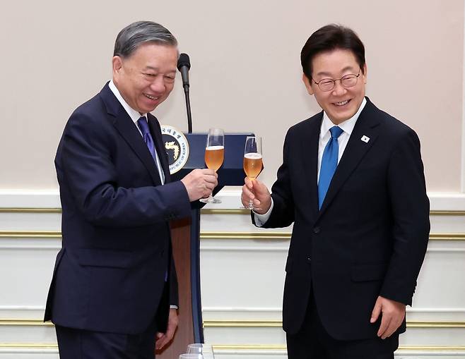이재명(오른쪽) 대통령이 11일 청와대 영빈관에서 열린 한·베트남 공식 만찬에서 또 럼 베트남 당 서기장과 건배하고 있다. [연합]