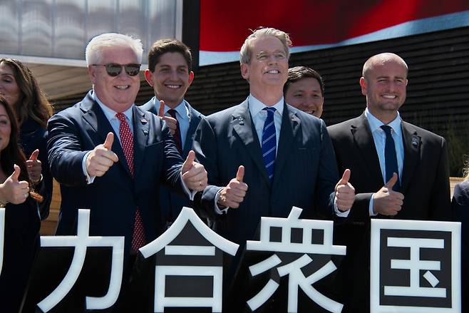 지난 7월 18일 일본 오사카에서 열린 2025 오사카·간사이 만국박람회(오사카 엑스포)  미국의 날 행사 후, 미국관 앞에서 조지 글래스 주일 미국대사(왼쪽)와 스콧 베센트 미국 재무장관(오른쪽 두 번째)이 카메라를 향해 포즈를 취하고 있다. [UPI]