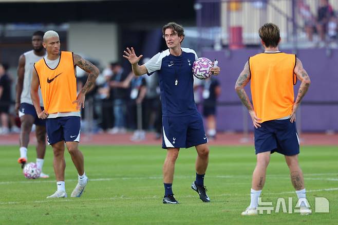 [안양=뉴시스] 권창회 기자 = 잉글랜드 프리미어리그 토트넘 홋스퍼 토마스 프랑크 감독이 2일  경기 안양시 안양종합운동장에서 열린 2025 쿠팡플레이 시리즈 토트넘 오픈 트레이닝에서 선수들에게 지시를 하고 있다. 2025.08.02. kch0523@newsis.com