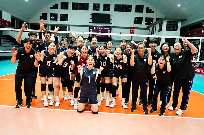 [서울=뉴시스] 한국 21세 이하(U-21) 여자배구 선수단이 9일 인도네시아 수라바야에서 열린 2025 국제배구연맹(FIVB) U-21 세계선수권대회 B조 조별리그 세 번째 경기에서 크로아티아를 상대로 승리한 뒤 기념사진을 찍고 있다. (사진=FIVB 공식 홈페이지 캡처) 2025.08.09. *재판매 및 DB 금지