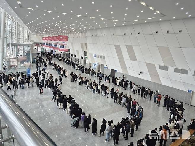 [고양=뉴시스] 지난 2월 경기 고양시 킨텍스 제2전시장 6A 홀에 개장한 창릉지구 공공분양 견본주택을 관람하기 위해 모인 대기자들의 줄이 늘어선 모습. 2025.08.12. (사진=LH 경기북부지역본부 제공) photo@newsis.com