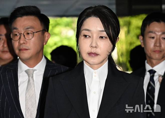 [서울=뉴시스] 사진공동취재단 = 자본시장과 금융투자업에 관한 법률 위반, 정치자금법 위반, 특정범죄 가중처벌 등에 관한 법률 위반(알선수재) 등의 혐의를 받는 윤석열 전 대통령 부인 김건희 씨가 12일 오전 서울 서초구 서울중앙지법에서 열린 구속 전 피의자 심문(영장실질심사)에 출석하고 있다. 2025.08.12. photo@newsis.com