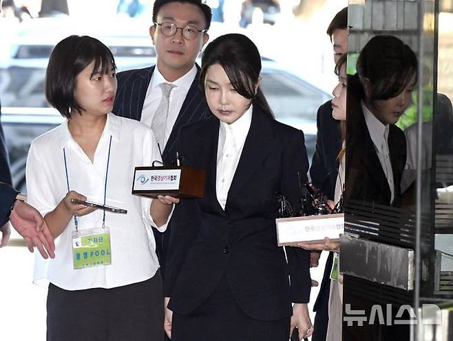 [서울=뉴시스] 사진공동취재단 = 자본시장과 금융투자업에 관한 법률 위반, 정치자금법 위반, 특정범죄 가중처벌 등에 관한 법률 위반(알선수재) 등의 혐의를 받는 윤석열 전 대통령 부인 김건희 씨가 12일 오전 서울 서초구 서울중앙지법에서 열린 구속 전 피의자 심문(영장실질심사)에 출석하고 있다. 2025.08.12. photo@newsis.com