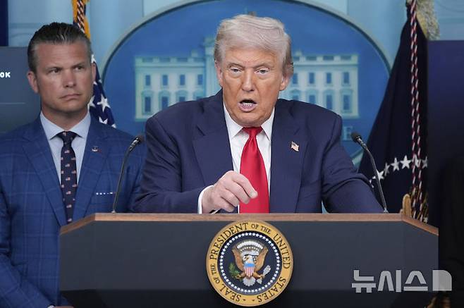 [워싱턴=AP/뉴시스] 도널드 트럼프 미국 행정부가 추진하는 관세 정책이 과거 일본이 추진했던 경제 정책 '아베노믹스'와 닮은 면이 있다고 일본의 저명한 경제학자가 분석했다. 사진은 트럼프 대통령이 지난 11일(현지 시간) 백악관 브리핑룸에서 워싱턴DC 치안 강화 조치 관련 기자회견을 하고 있는 모습. 2025.08.12.