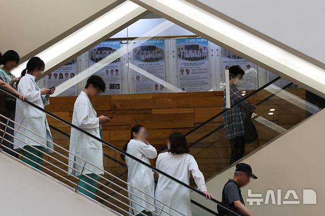 [서울=뉴시스] = 권창회 기자 = 현장 복귀를 희망하는 사직 전공의 등을 대상으로 한 하반기 전공의 모집이 오늘부터 29일까지 전국 수련병원별로 진행된다. 사진은 11일 서울 시내 대학병원에서 의료진들이 이동하는 모습. 2025.08.11. kch0523@newsis.com
