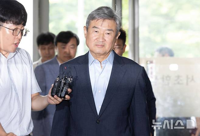 [서울=뉴시스] 황준선 기자 = 조태용 전 국정원장이 8일 오전 서울 서초구 이명현 순직 해병 특별검사 사무실에 조사를 받기 위해 출석하고 있다. 2025.08.08. hwang@newsis.com