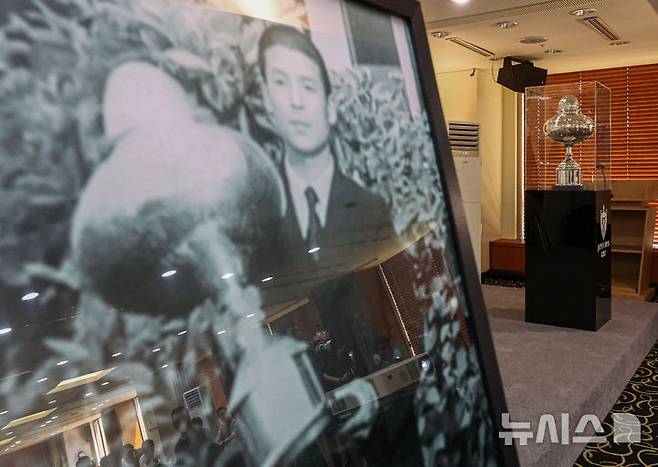 [서울=뉴시스] 권창회 기자 = 12일 오전 서울 중구 프레스센터에서 열린 대한민국 1호 프로골프 선수 故연덕춘, 역사와 전설을 복원하다 행사에서 故연덕춘 고문의 일본오픈 복원 트로피가 공개되고 있다. 이번 행사는 고인이 일제강점기인 1941년 일본프로골프 최고 권위 대회인 일본오픈에서 우승할 당시 일본인 '노부하라 도쿠하루(延原德春)’로 기록된 우승자 이름과 국적이 ‘연덕춘’으로 고쳐졌다. 2025.08.12. kch0523@newsis.com