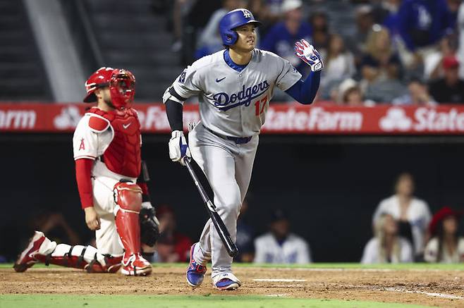 [애너하임=AP/뉴시스] LA 다저스의 오타니 쇼헤이가 11일(현지 시간) 미 캘리포니아주 애너하임의 에인절 스타디움에서 열린 2025 메이저리그 LA 에인절스와의 경기 8회 초 1점 홈런(시즌 42호)을 치고 있다. 오타니는 3경기 연속 홈런 포를 가동하며 3타수 1안타(홈런) 1타점 1득점 1볼넷 1삼진을 기록했고, 다저스는 4-7로 패했다. 2025.08.12.