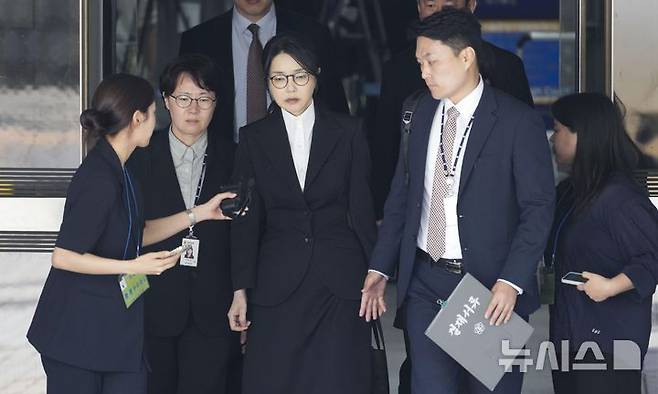 [서울=뉴시스] 사진공동취재단 = 자본시장과 금융투자업에 관한 법률 위반, 정치자금법 위반, 특정범죄 가중처벌 등에 관한 법률 위반(알선수재) 등의 혐의를 받는 윤석열 전 대통령 부인 김건희 씨가 12일 오후 서울 서초구 서울중앙지법에서 열린 구속 전 피의자 심문(영장실질심사)를 마친 뒤 법원을 나서고 있다. 2025.08.12. photo@newsis.com