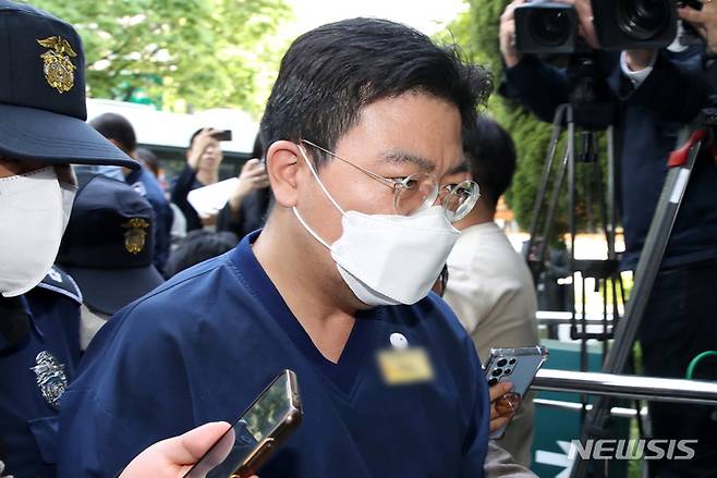 [서울=뉴시스] 조성우 기자 = 소시에테제네랄(SG)증권발(發) 주가폭락 사태 관련 주가조작 의혹 핵심으로 지목된 라덕연 호안투자컨설팅업체 대표가 지난 2023년 5월11일 오전 서울 양천구 서울남부지방법원에서 열린 구속 전 피의자 심문(영장실질심사)에 출석하고 있다. 2023.05.11. xconfind@newsis.com