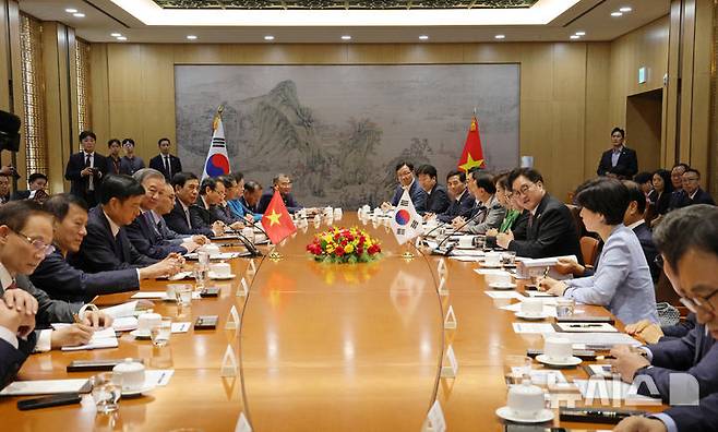 [서울=뉴시스] 국회사진기자단 = 우원식 국회의장이 12일 서울 여의도 국회 접견실에서 또 럼(To Lam) 베트남 당서기장을 면담하고 있다. 2025.08.12. photo@newsis.com