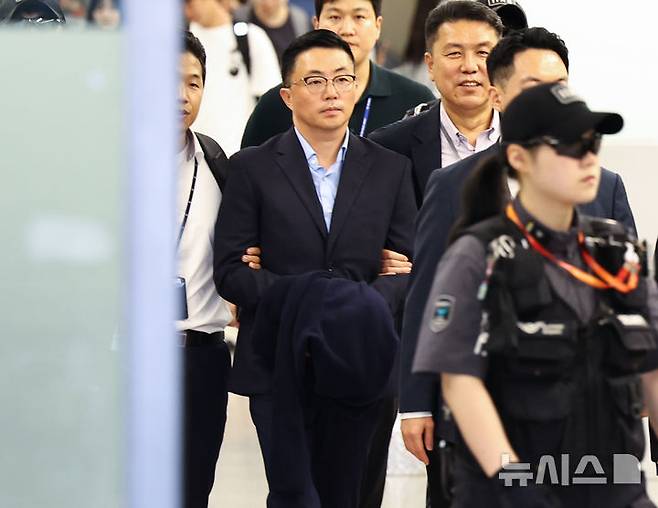 [인천공항=뉴시스] 최진석 기자 = '김건희 집사' 김예성 씨가 12일 인천공항으로 귀국해 체포되어 김건희 특검팀(특별검사 민중기) 사무실로 압송되고 있다. 2025.08.12. myjs@newsis.com