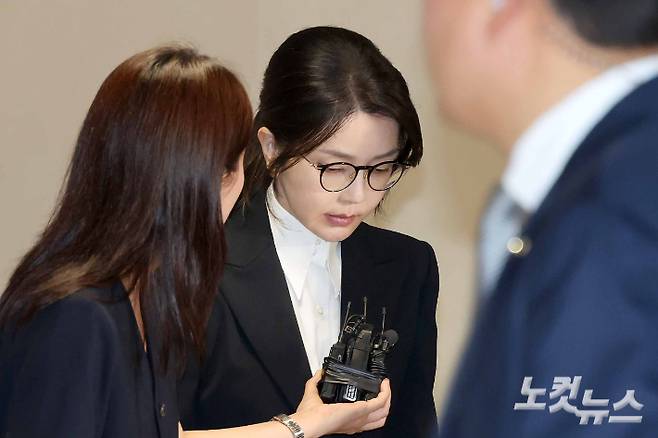 윤석열 전 대통령 부인 김건희 씨가 6일 서울 광화문 KT웨스트빌딩에 마련된 민중기 특별검사팀에 출석해 조사를 마친 뒤 귀가하고 있다. 박종민 기자