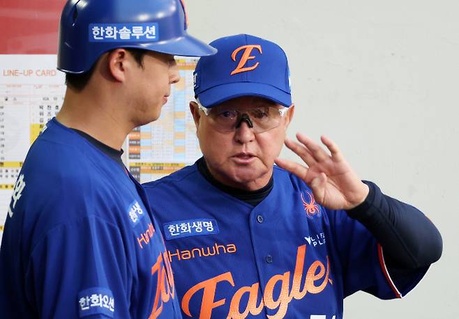 노시환에게 조언하는 한화 김경문 감독. 연합뉴스