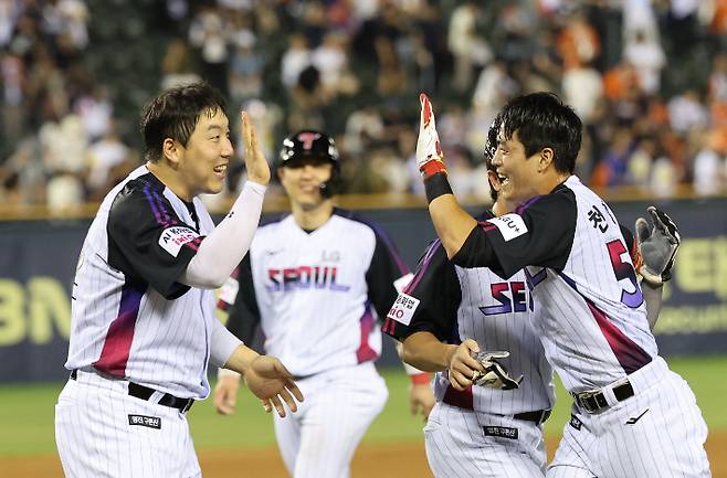 지난 8일 서울 잠실야구장에서 열린 프로야구 한화 이글스와 LG 트윈스의 경기. 10회말 1사 만루 LG 천성호가 끝내기 안타를 친 뒤 김현수와 하이파이브하고 있다. 연합뉴스