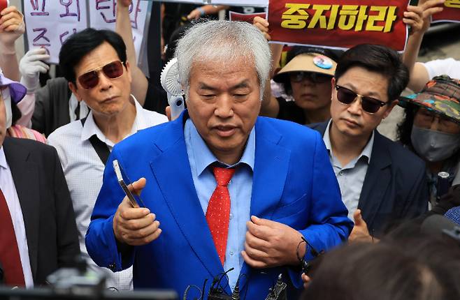 5일 서울 성북구 사랑제일교회에서 나온 전광훈 목사가 발언하고 있다. 연합뉴스