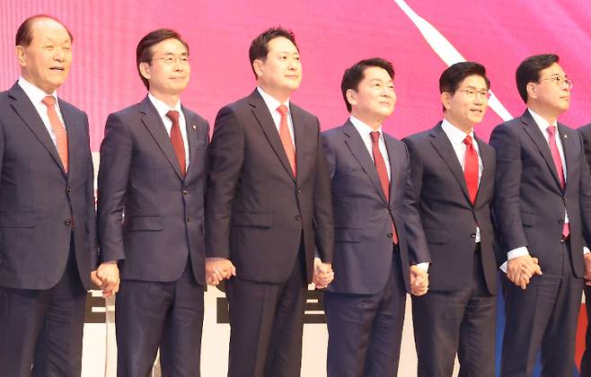 12일 오후 부산 해운대구 벡스코에서 열린 국민의힘 부울경 합동연설회에서 당대표 후보들이 손을 맞잡고 있다. 왼쪽부터 황우여 선거관리위원장, 조경태, 장동혁, 안철수, 김문수 후보, 송언석 비상대책위원장 겸 원내대표. 연합뉴스