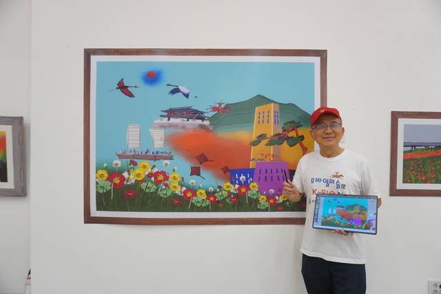 정병길 한국모바일아티스트 협동조합 대표가 태블릿PC로 그린 ‘천년 목사골, 새천년 나주’ 그림 앞에서 작품에 대해 설명하고 있다.